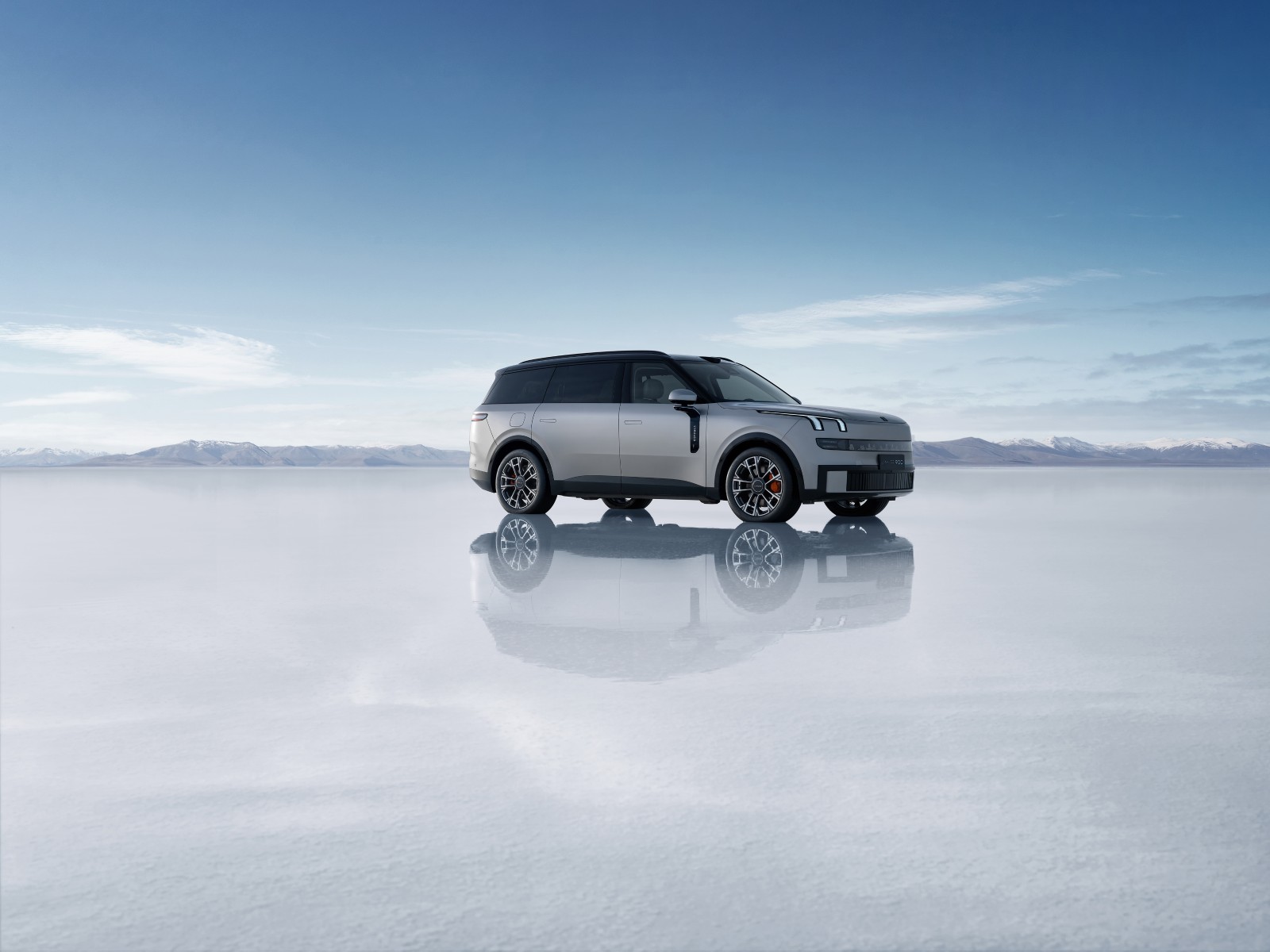 Lynk & Co 900 Base